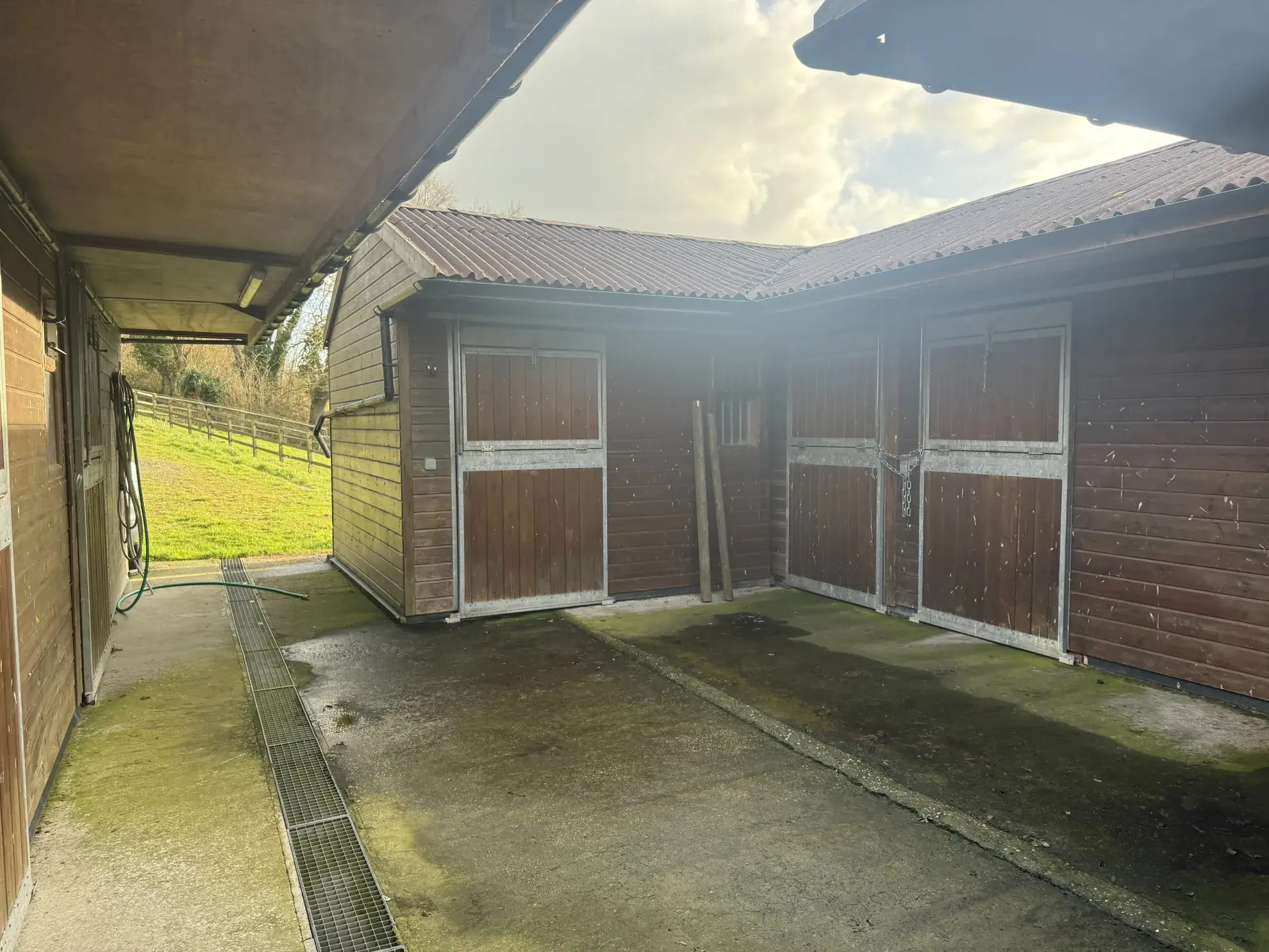 Superbe terrain de 25 000 m² avec boxes, vue imprenable et environnement paisible à L'Oudon 