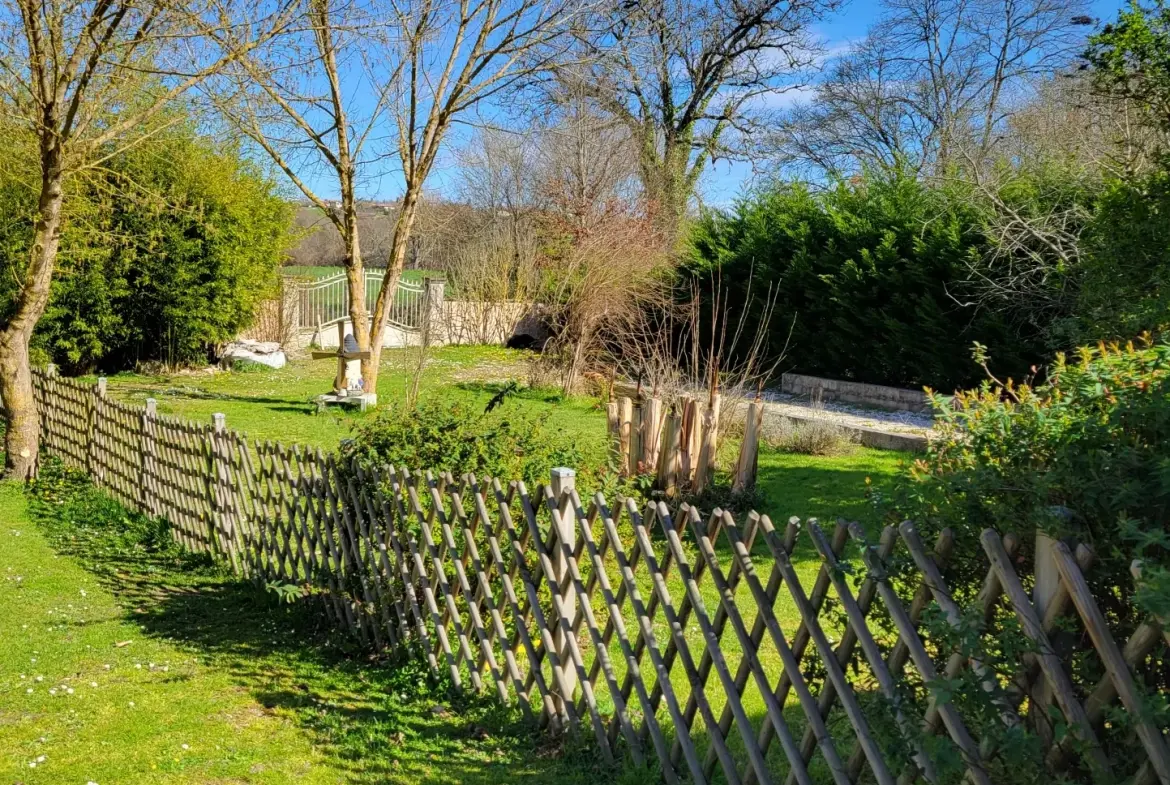 Maison à vendre en Dordogne de 127 m² avec 3 chambres et terrain de 2439 m², DPE B 
