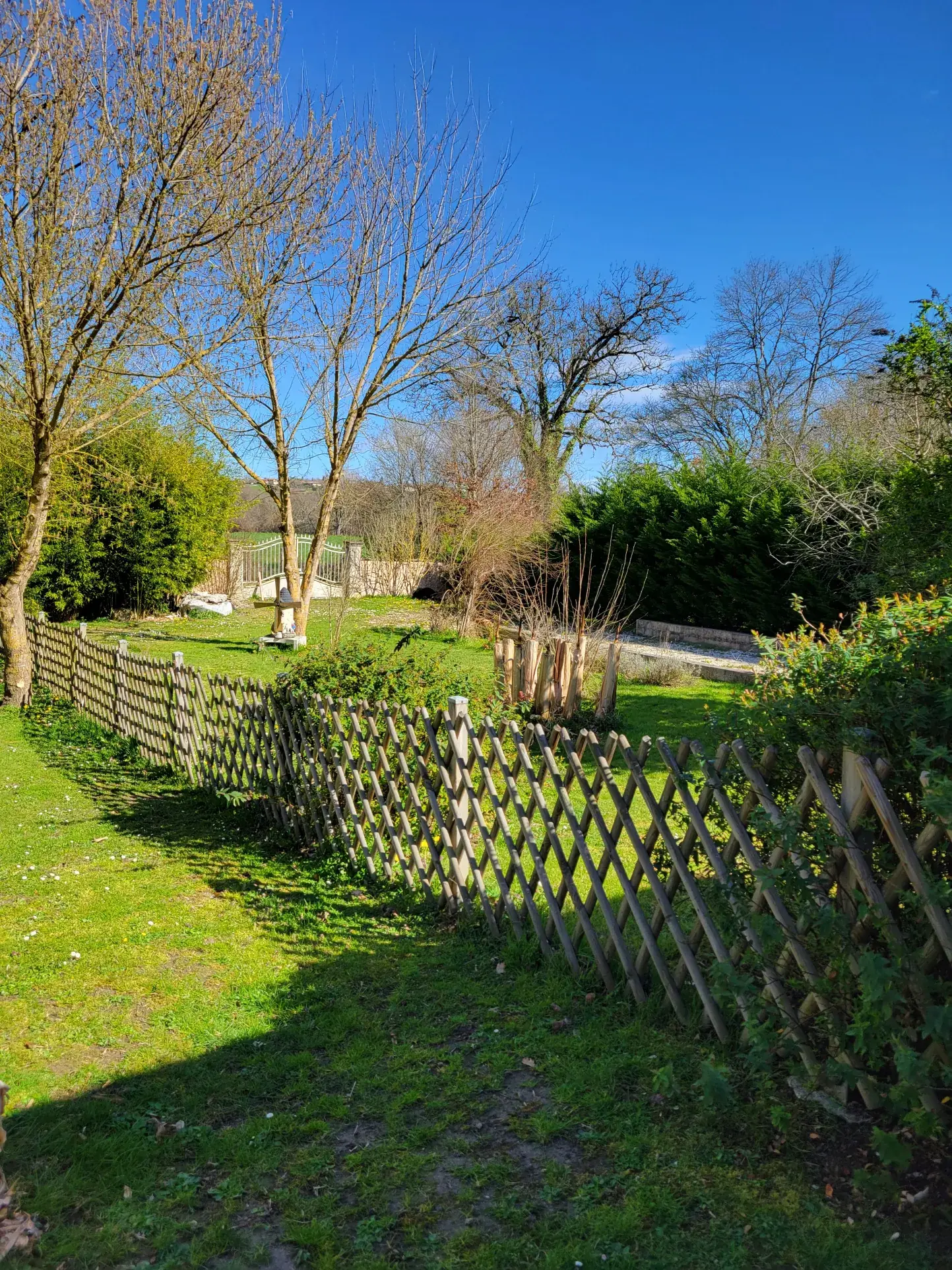 Maison à vendre en Dordogne de 127 m² avec 3 chambres et terrain de 2439 m², DPE B 