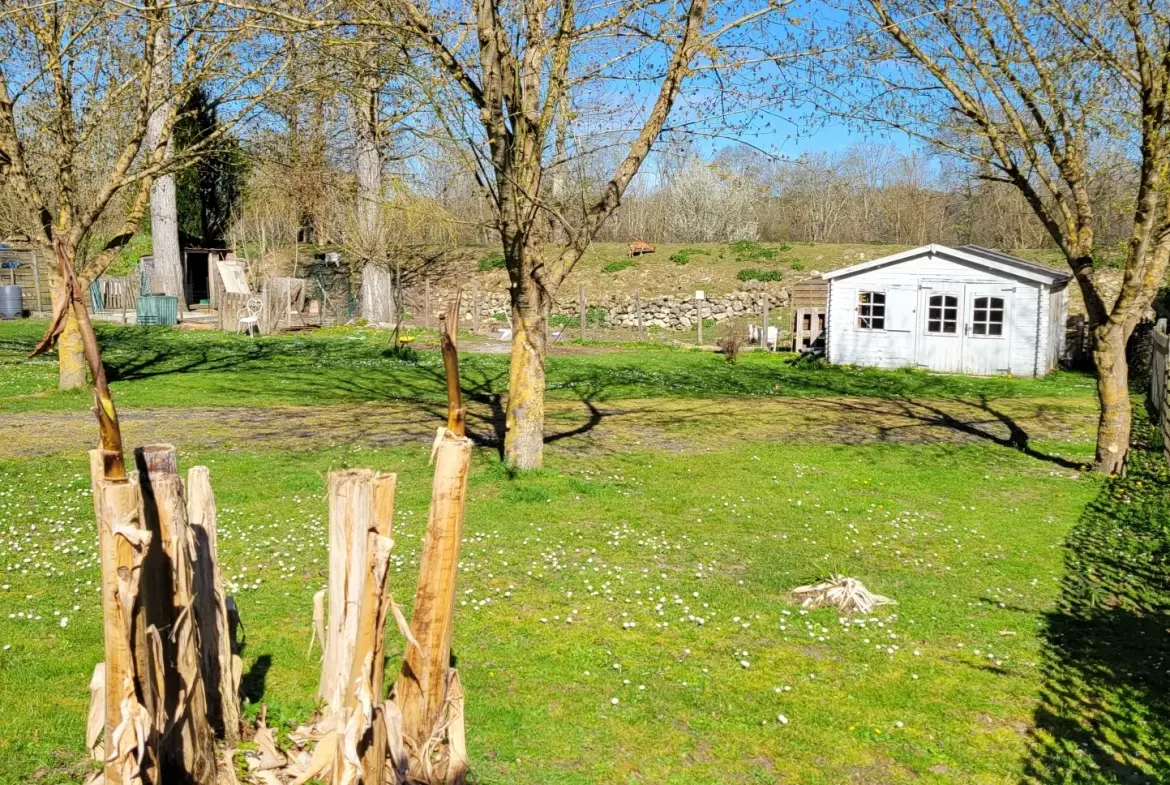 Maison à vendre en Dordogne de 127 m² avec 3 chambres et terrain de 2439 m², DPE B 