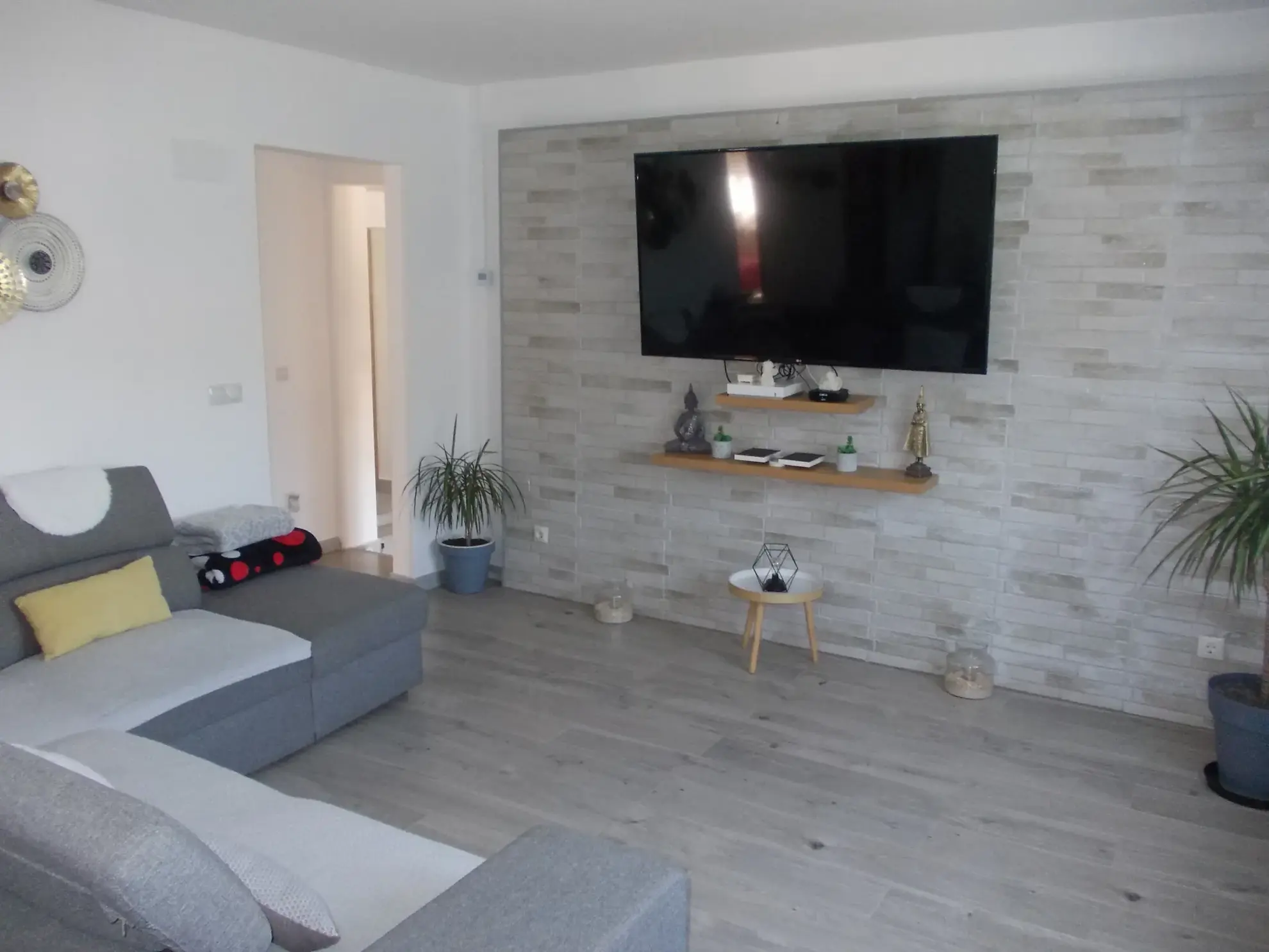 Maison de plain-pied rénovée avec jardin et garages à Châteauneuf-sur-Charente 