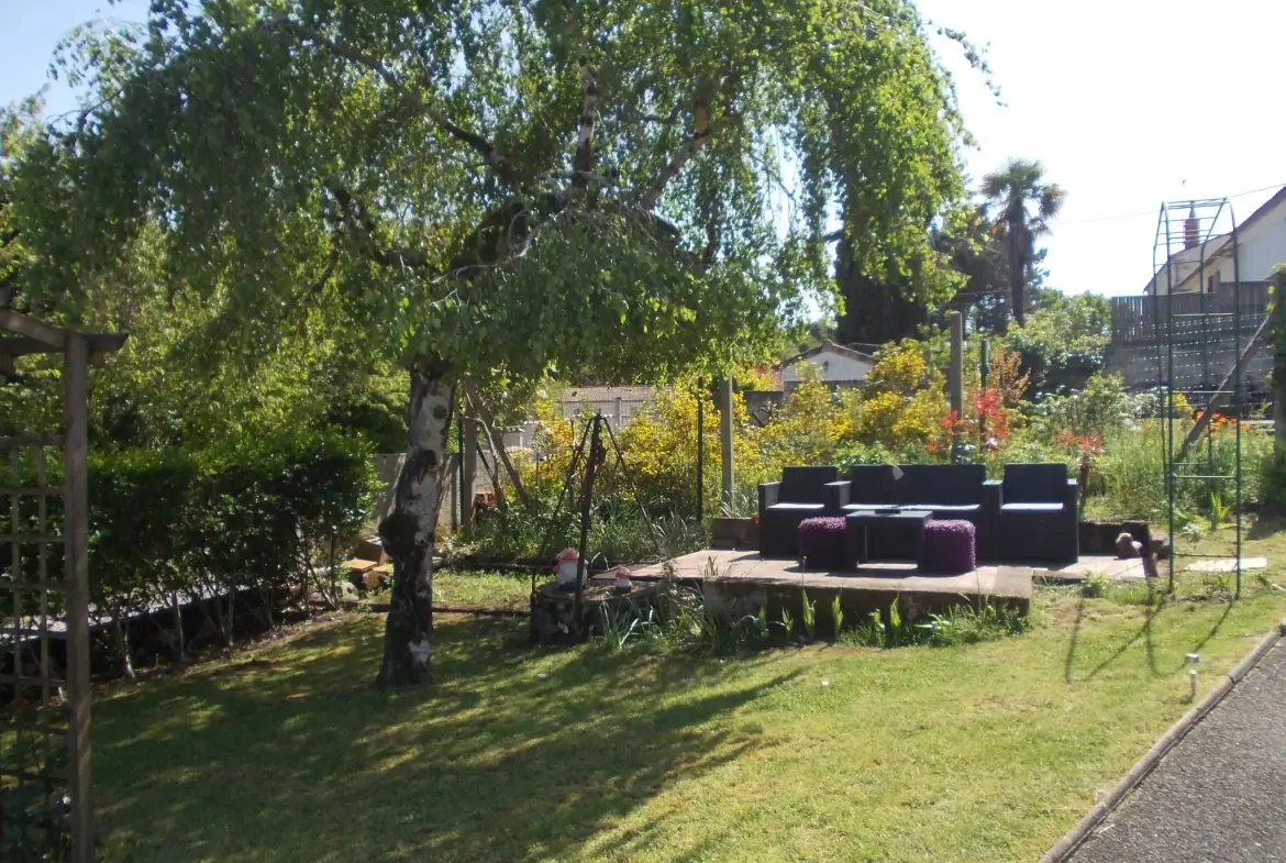 Maison de plain-pied rénovée avec jardin et garages à Châteauneuf-sur-Charente 