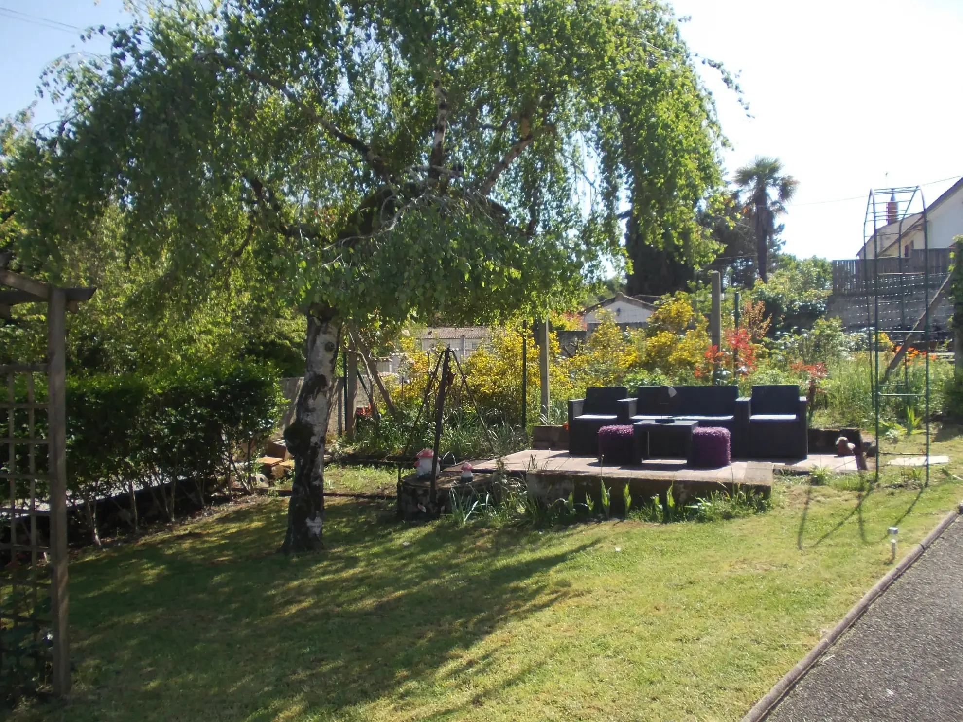 Maison de plain-pied rénovée avec jardin et garages à Châteauneuf-sur-Charente 