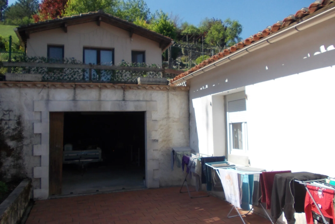 Maison de plain-pied rénovée avec jardin et garages à Châteauneuf-sur-Charente 