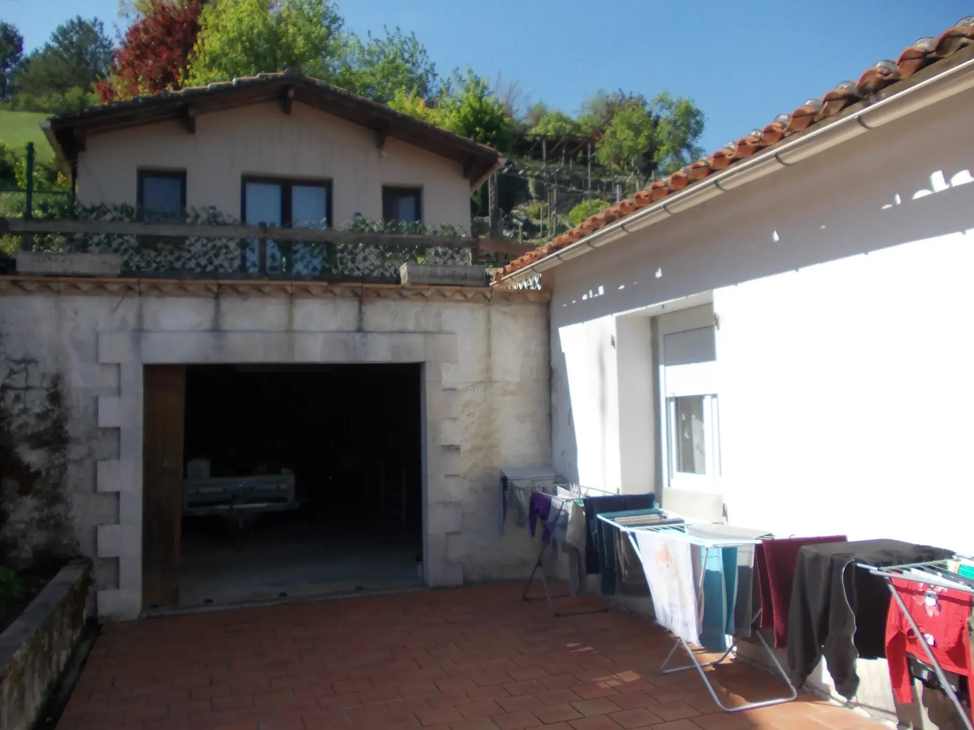 Maison de plain-pied rénovée avec jardin et garages à Châteauneuf-sur-Charente 