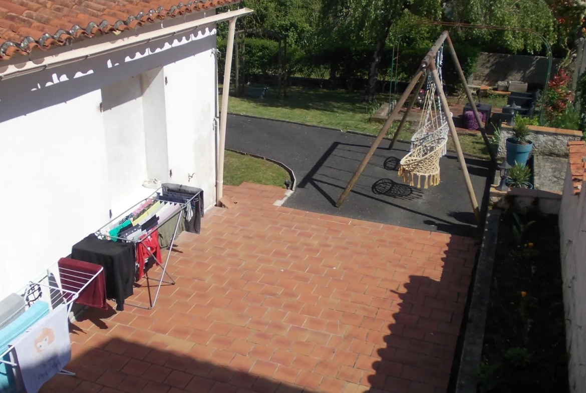 Maison de plain-pied rénovée avec jardin et garages à Châteauneuf-sur-Charente 