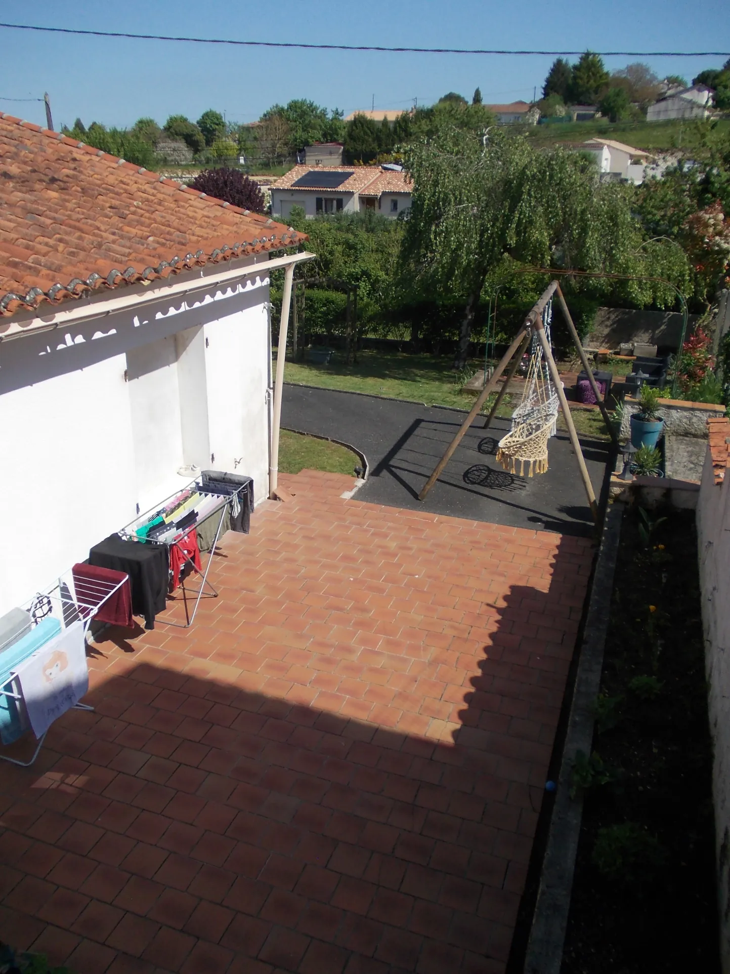 Maison de plain-pied rénovée avec jardin et garages à Châteauneuf-sur-Charente 