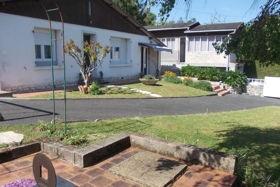 Maison de plain-pied rénovée avec jardin et garages à Châteauneuf-sur-Charente 