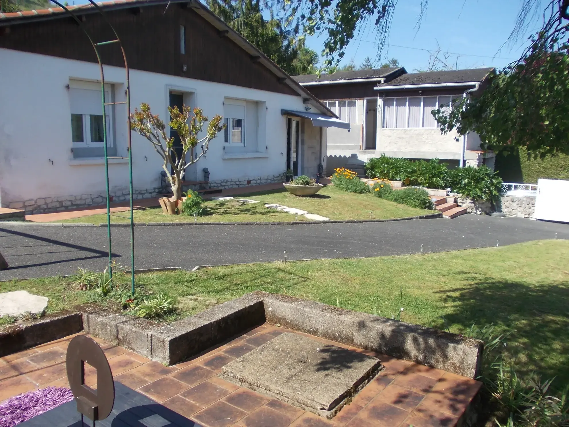 Maison de plain-pied rénovée avec jardin et garages à Châteauneuf-sur-Charente 