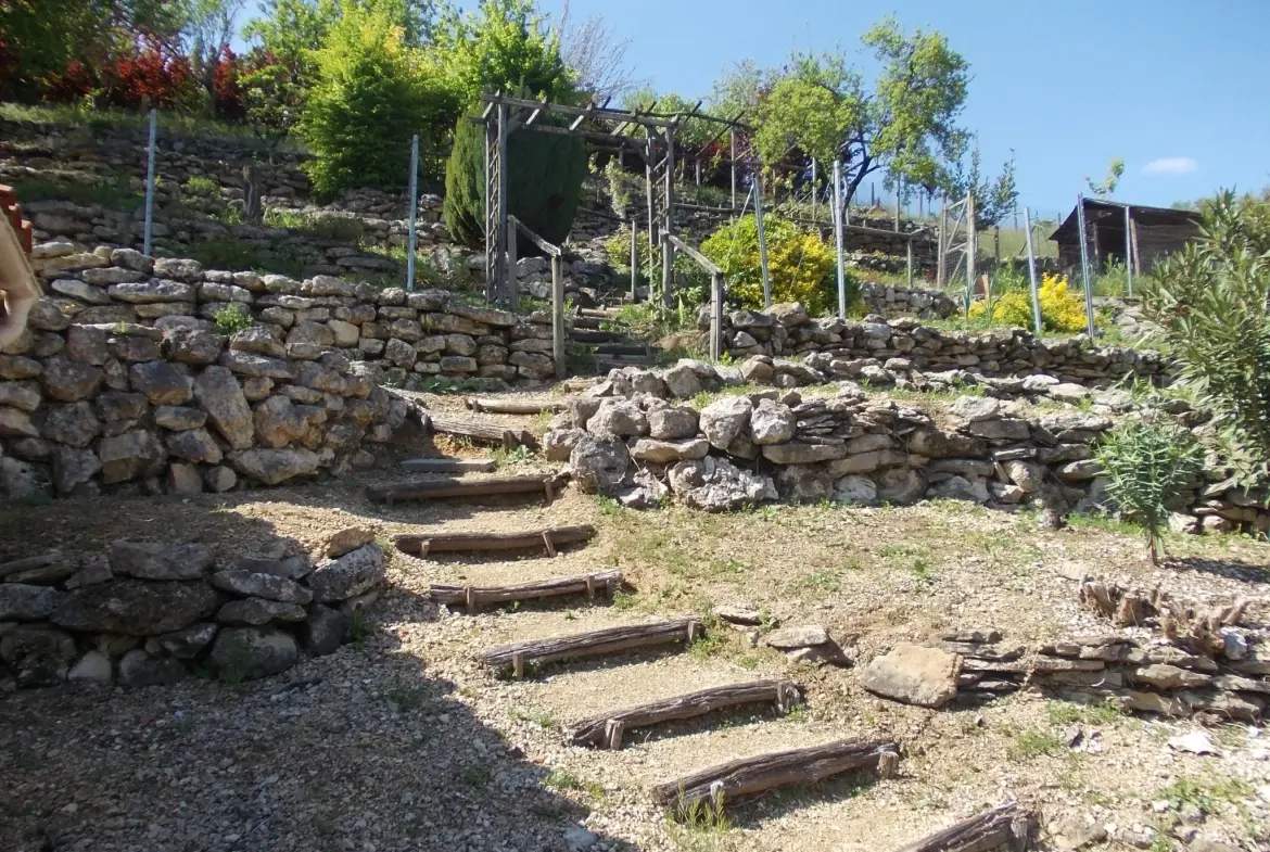 Maison de plain-pied rénovée avec jardin et garages à Châteauneuf-sur-Charente 