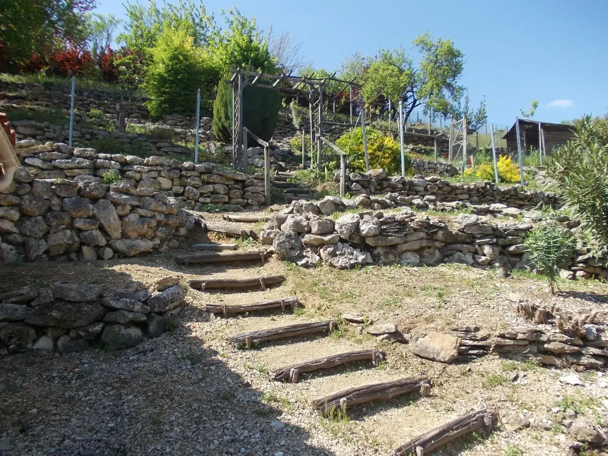 Maison de plain-pied rénovée avec jardin et garages à Châteauneuf-sur-Charente 