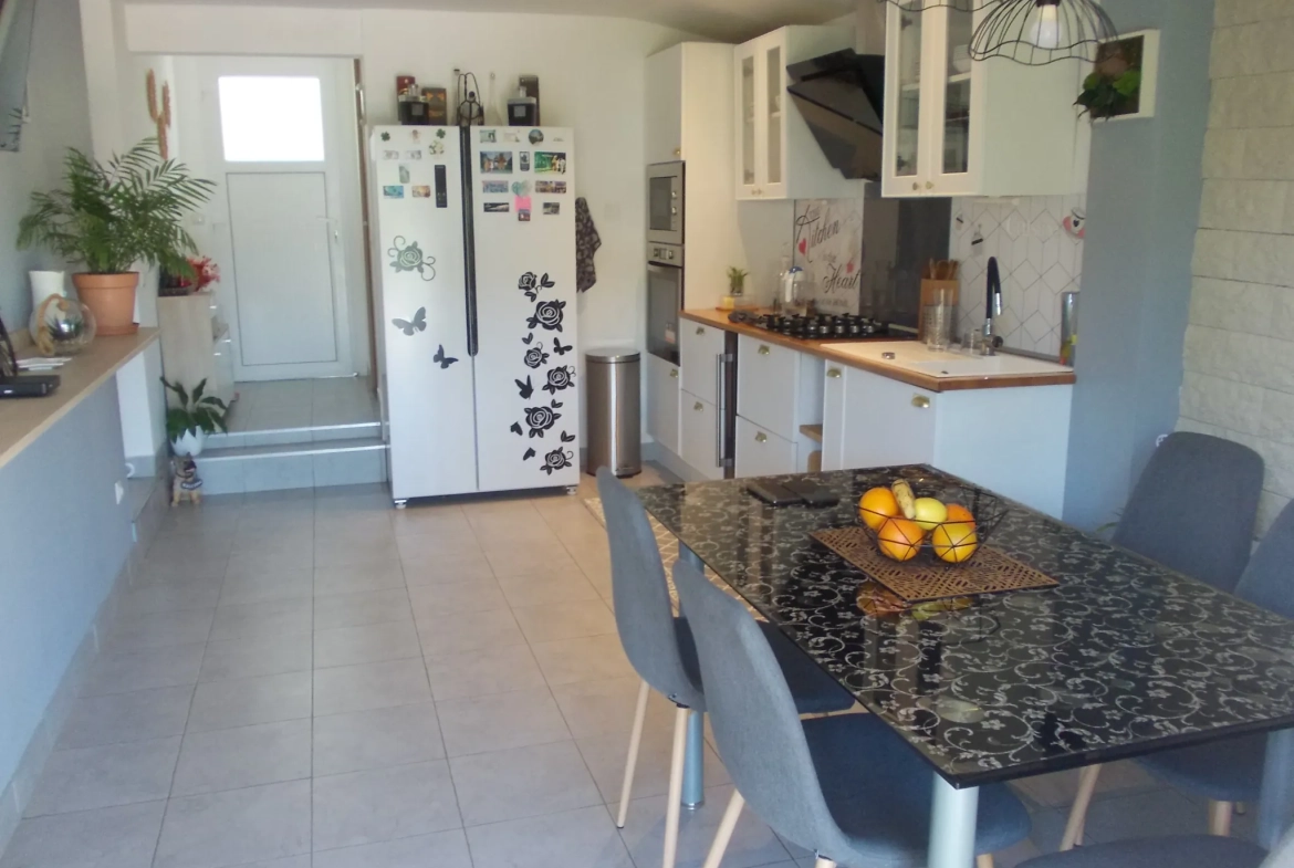 Maison de plain-pied rénovée avec jardin et garages à Châteauneuf-sur-Charente 