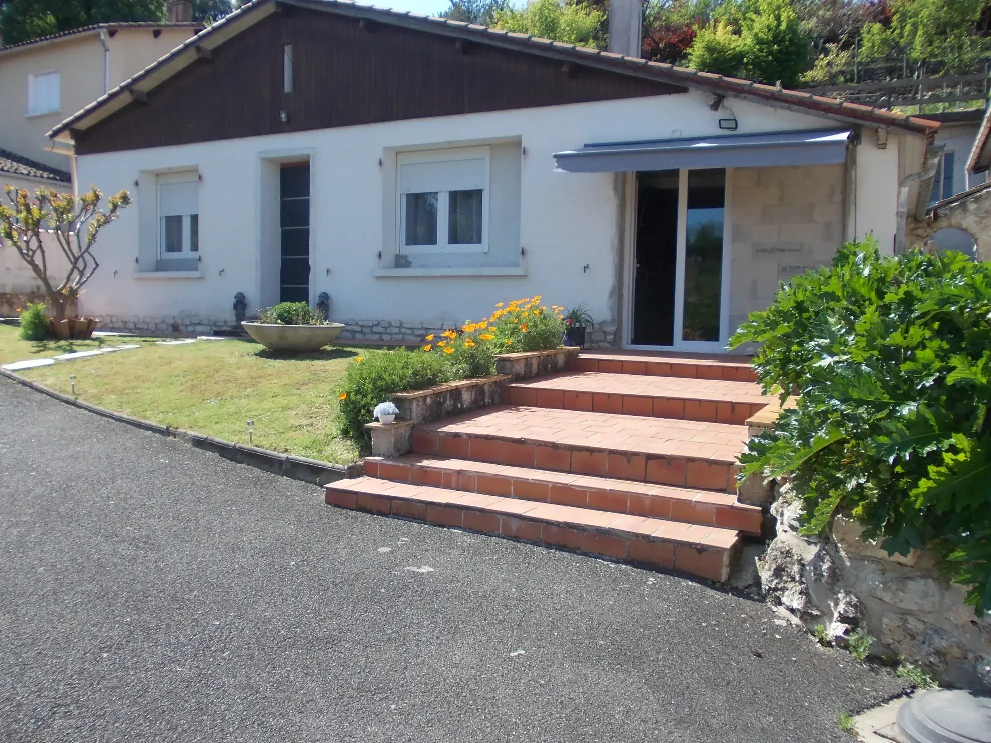 Maison de plain-pied rénovée avec jardin et garages à Châteauneuf-sur-Charente 
