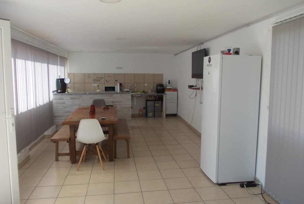 Maison de plain-pied rénovée avec jardin et garages à Châteauneuf-sur-Charente 