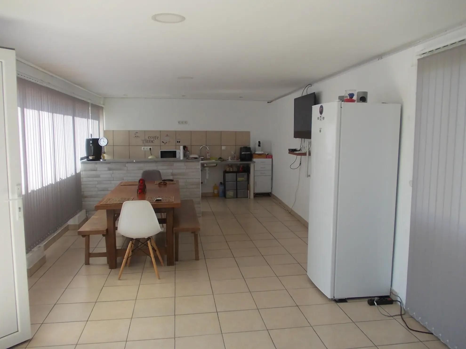 Maison de plain-pied rénovée avec jardin et garages à Châteauneuf-sur-Charente 