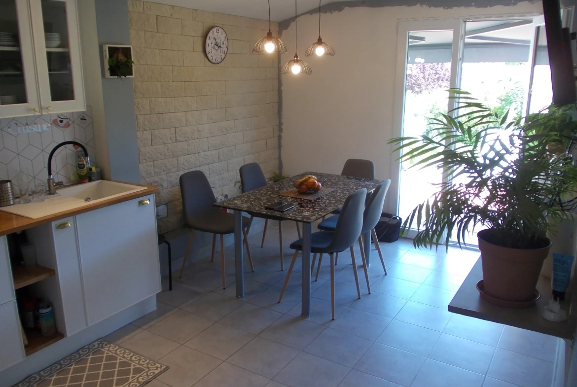 Maison de plain-pied rénovée avec jardin et garages à Châteauneuf-sur-Charente 