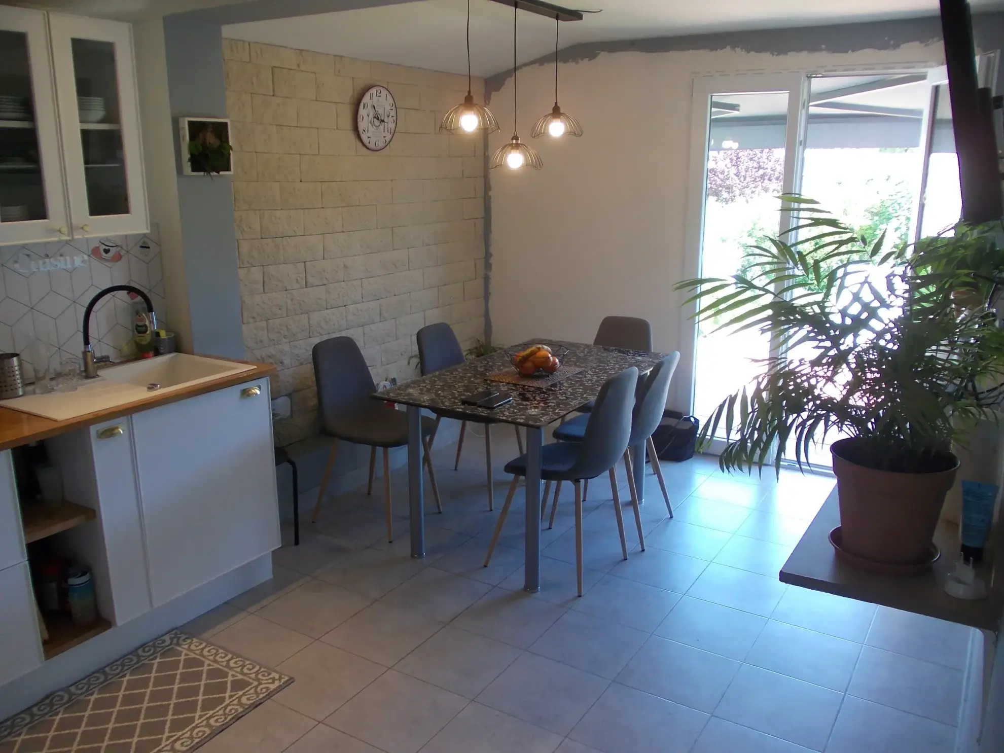 Maison de plain-pied rénovée avec jardin et garages à Châteauneuf-sur-Charente 