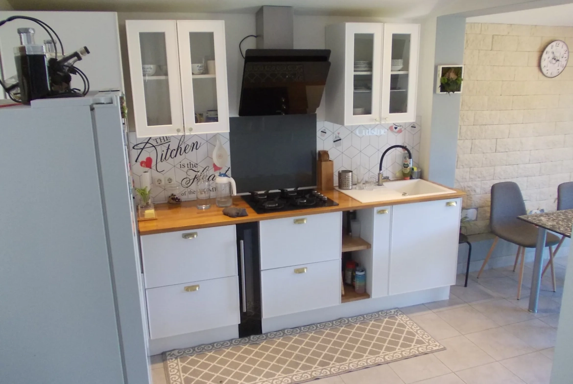 Maison de plain-pied rénovée avec jardin et garages à Châteauneuf-sur-Charente 