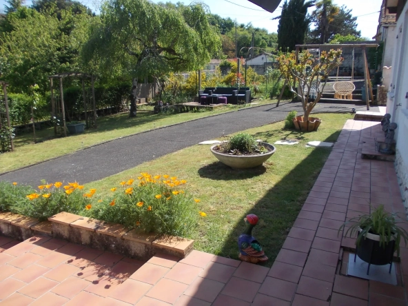 Maison de plain-pied rénovée avec jardin et garages à Châteauneuf-sur-Charente
