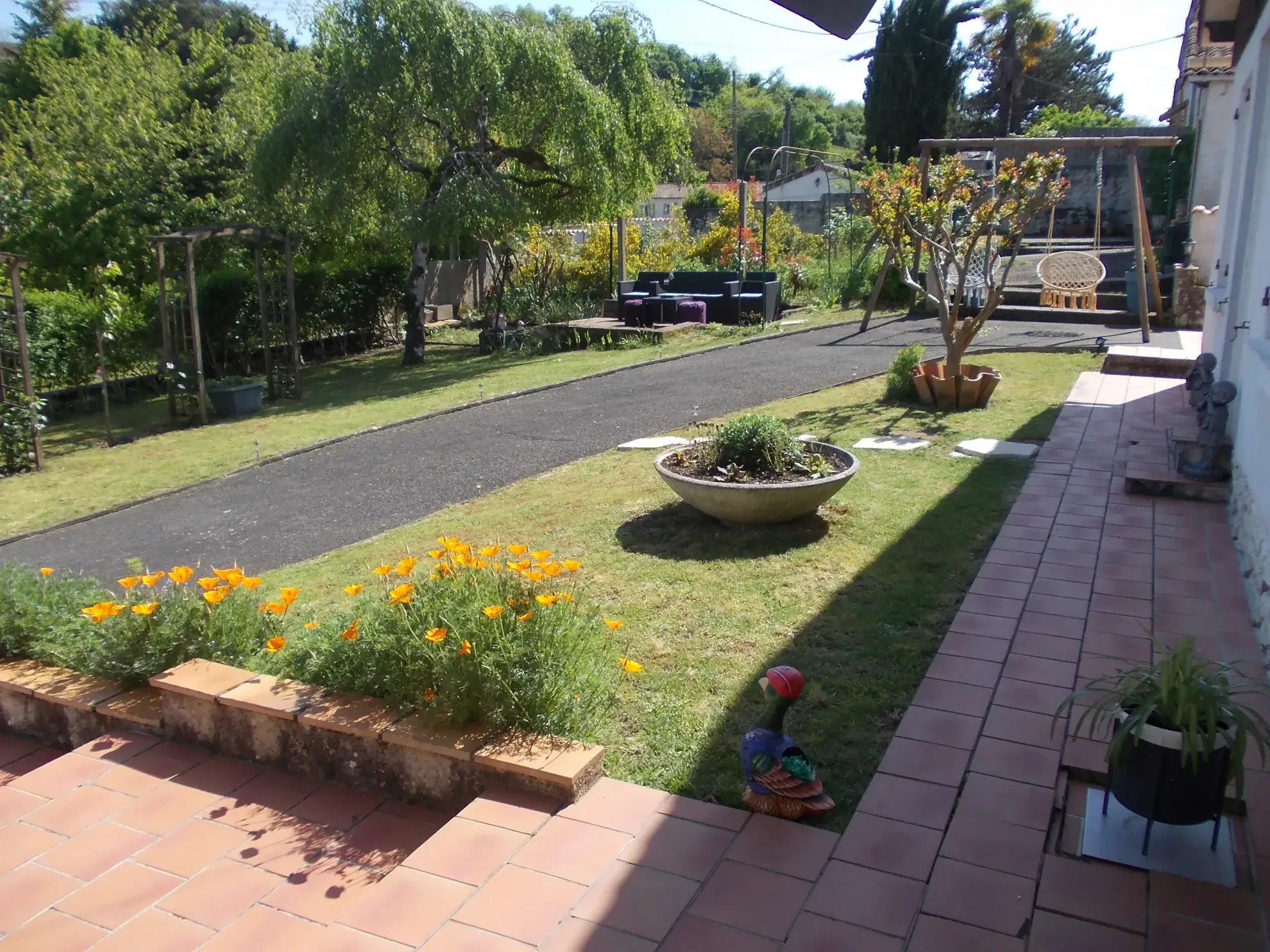 Maison de plain-pied rénovée avec jardin et garages à Châteauneuf-sur-Charente 