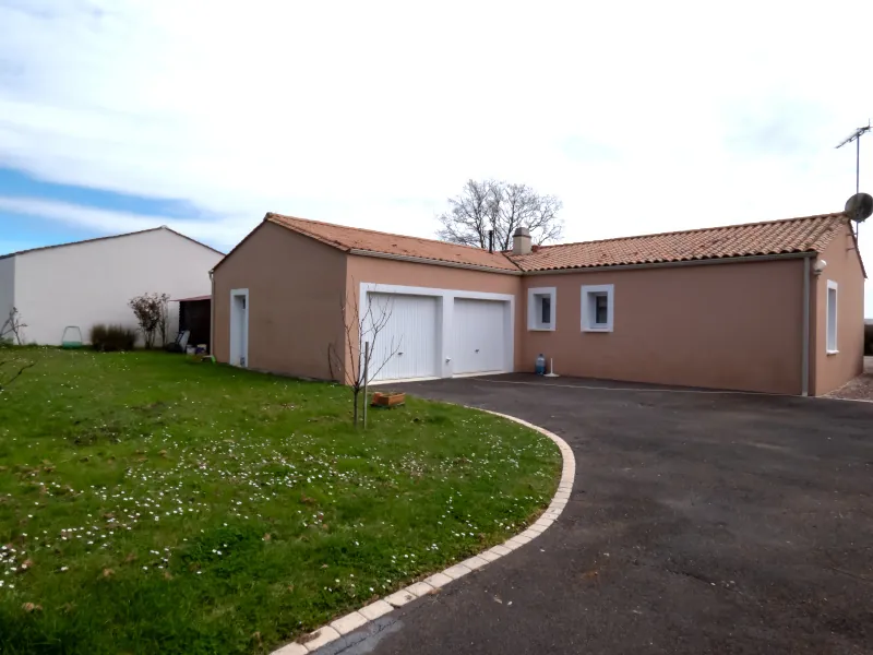 Maison 3 chambres avec véranda et garage à Champ-Saint-Père (85540) 