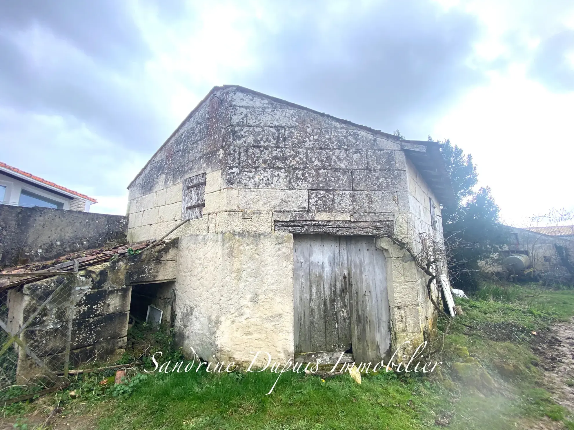 Maison en pierre à rénover avec dépendances et terrain constructible à Saint Georges des Coteaux 