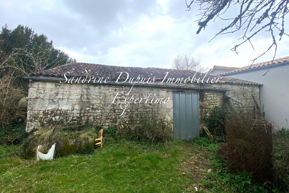 Maison en pierre à rénover avec dépendances et terrain constructible à Saint Georges des Coteaux 