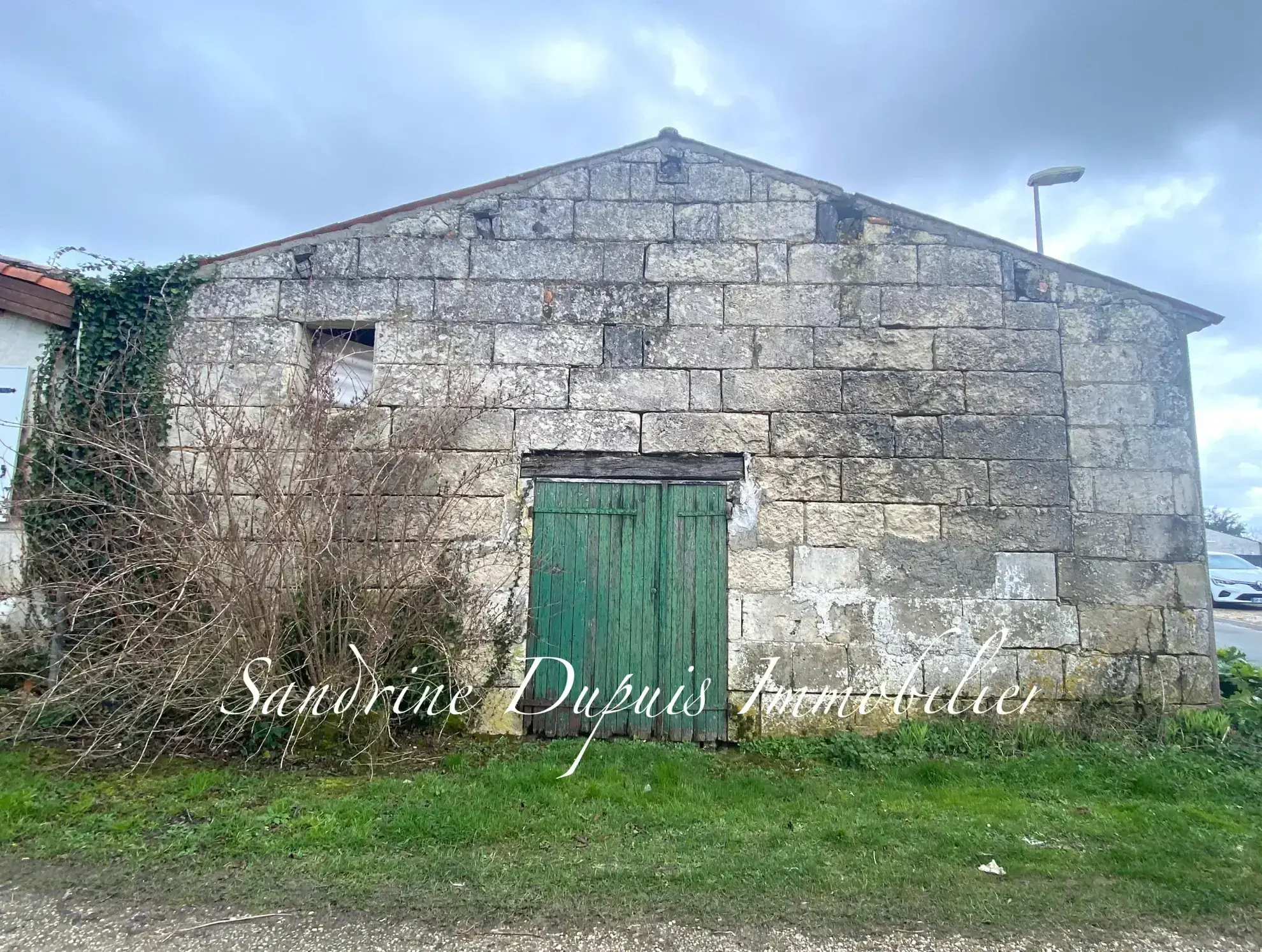 Maison en pierre à rénover avec dépendances et terrain constructible à Saint Georges des Coteaux 