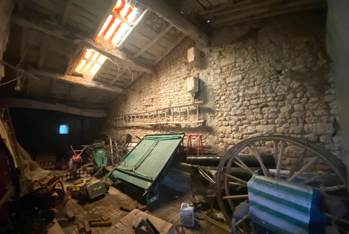 Maison en pierre à rénover avec dépendances et terrain constructible à Saint Georges des Coteaux 
