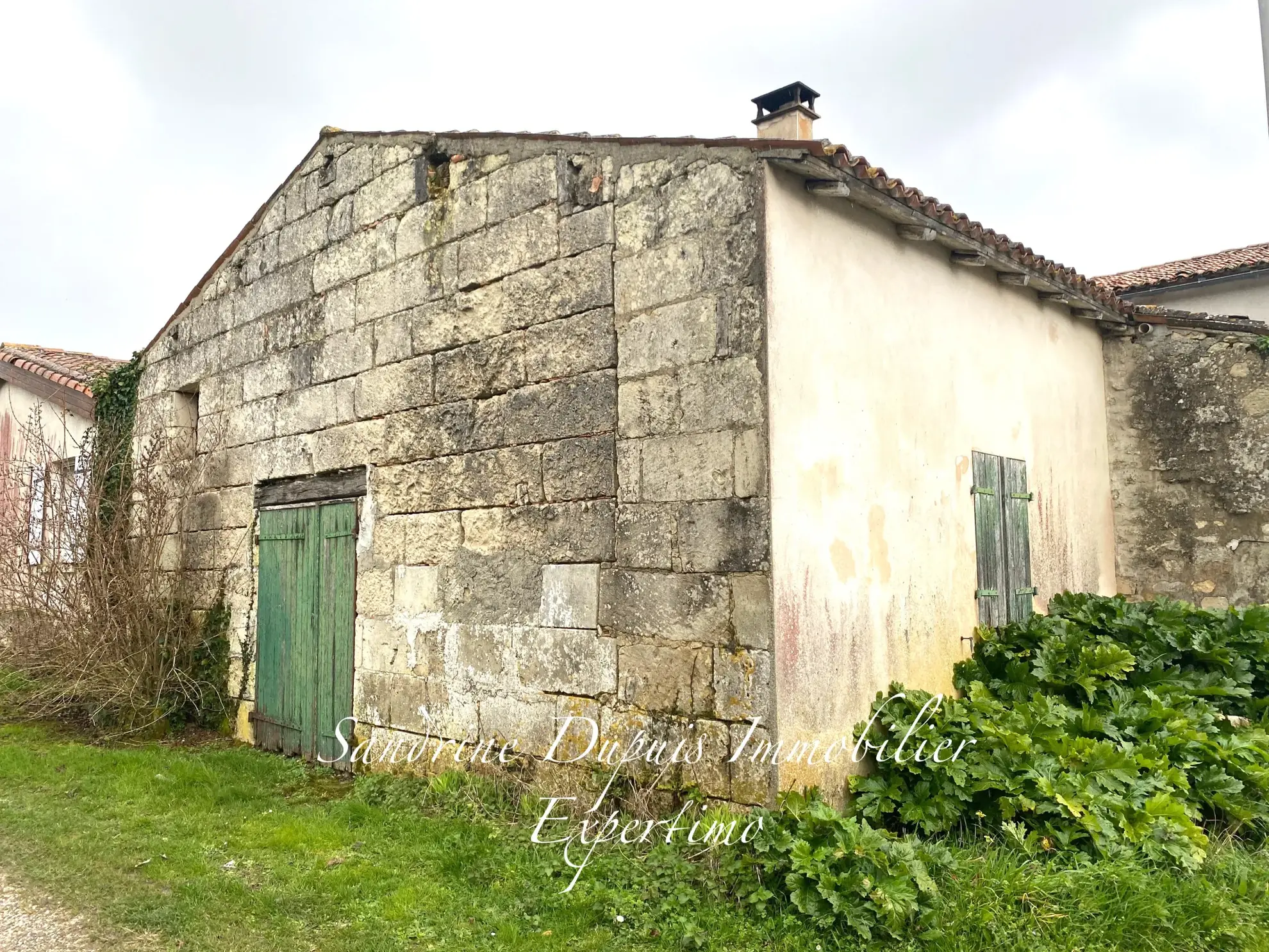 Maison en pierre à rénover avec dépendances et terrain constructible à Saint Georges des Coteaux 