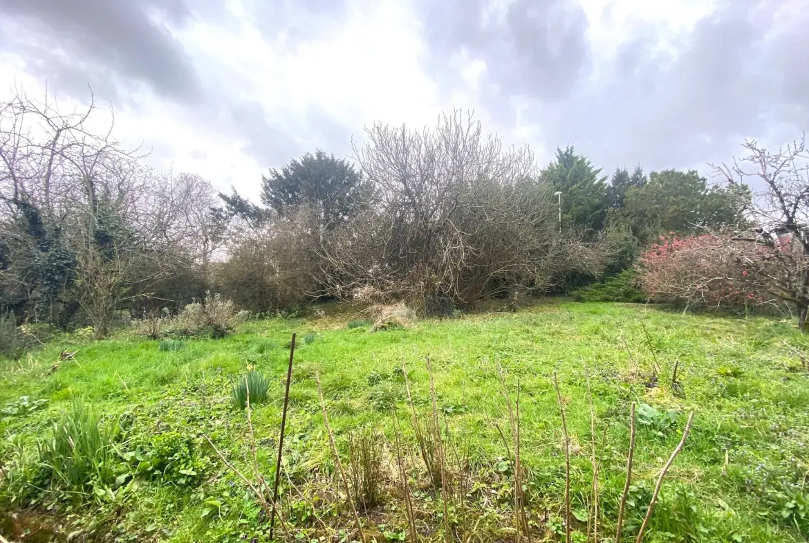 Maison en pierre à rénover avec dépendances et terrain constructible à Saint Georges des Coteaux 