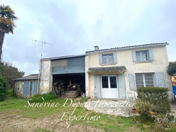 Maison en pierre à rénover avec dépendances et terrain constructible à Saint Georges des Coteaux