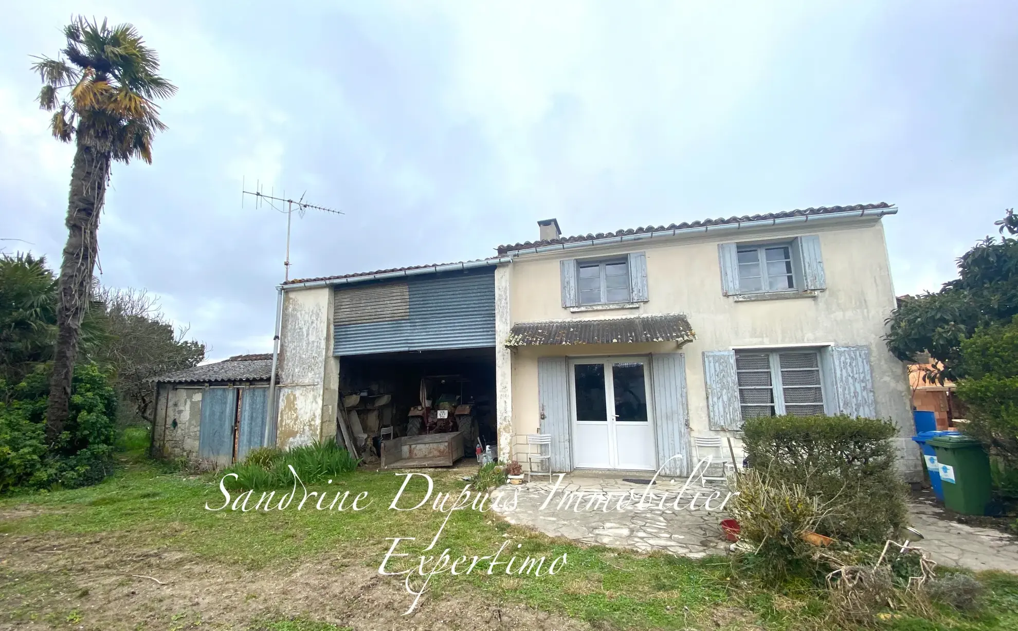 Maison en pierre à rénover avec dépendances et terrain constructible à Saint Georges des Coteaux 