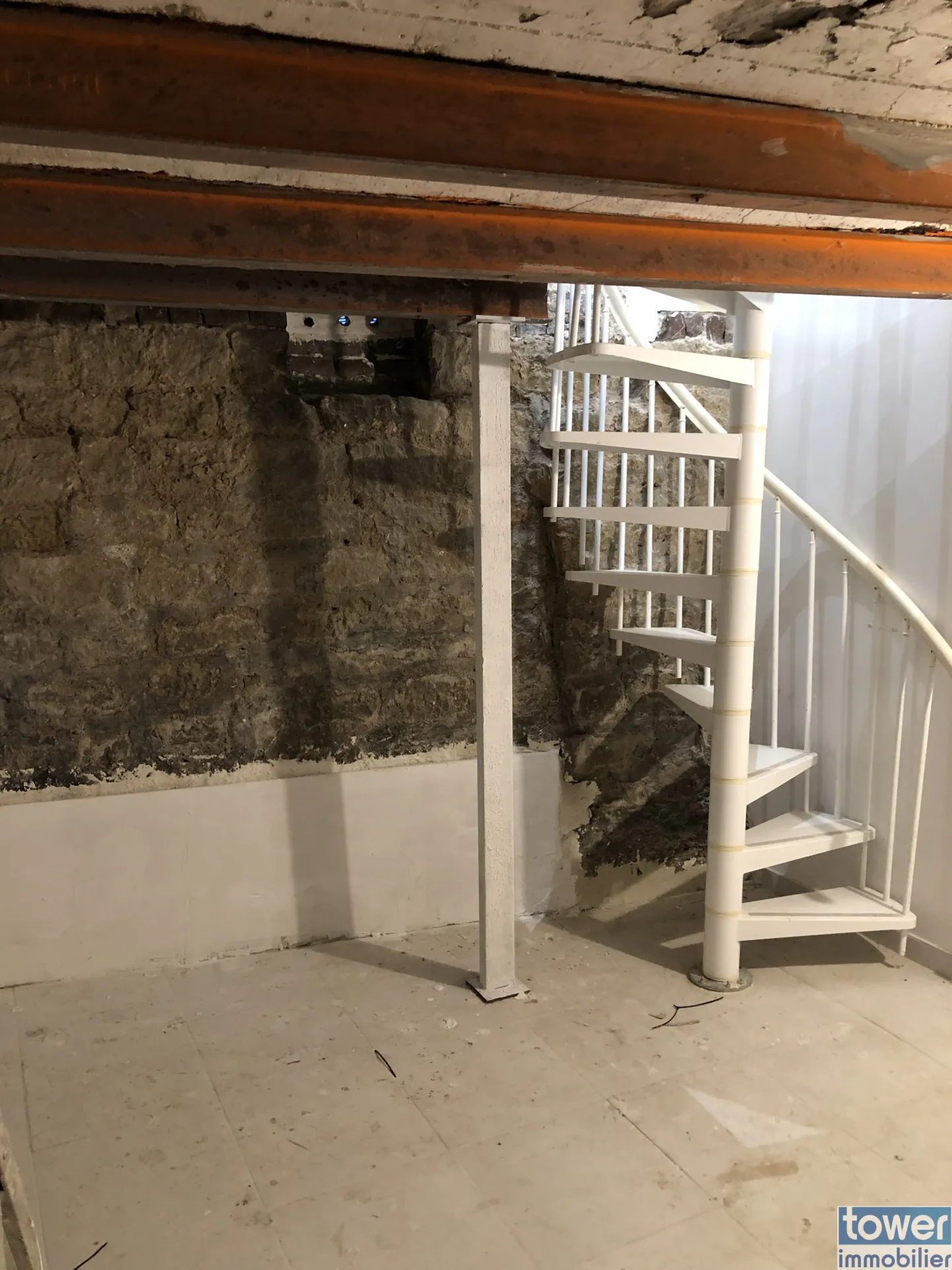 Appartement 2 pièces rénové avec parking près du métro Pierre Marie Curie 