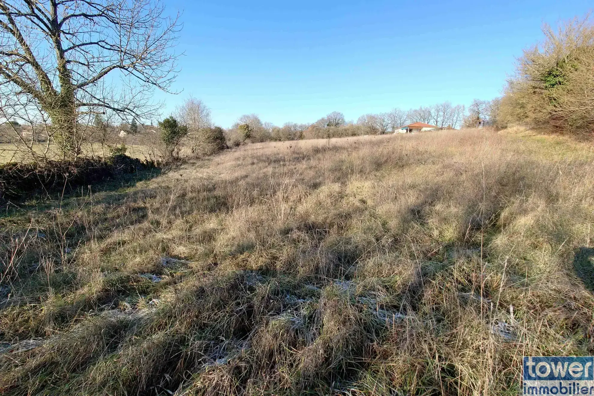 Joli terrain constructible de 4444 m² à Montsales en campagne 
