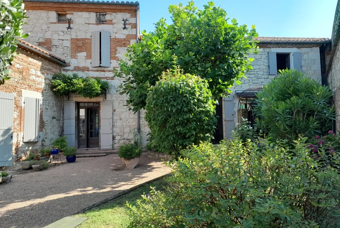 Maison de village authentique avec jardin, gîte et potentiel locatif à Malause 