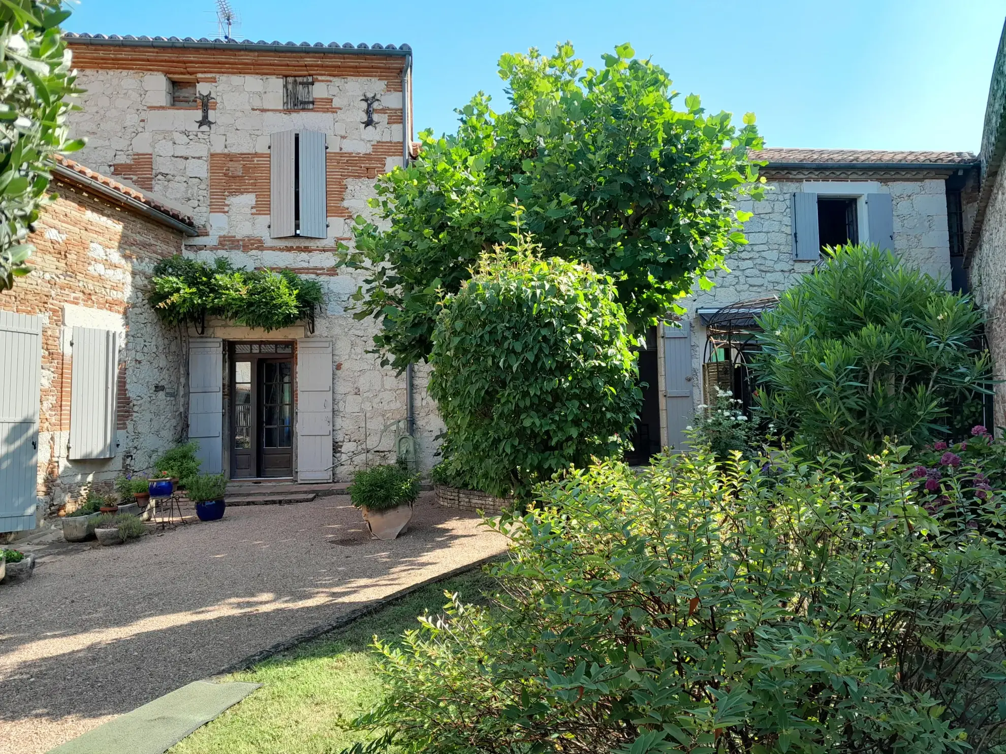 Maison de village authentique avec jardin, gîte et potentiel locatif à Malause 