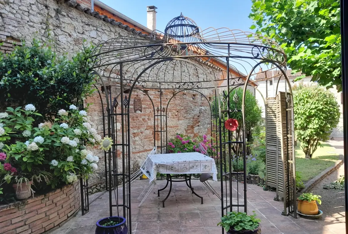 Maison de village authentique avec jardin, gîte et potentiel locatif à Malause 