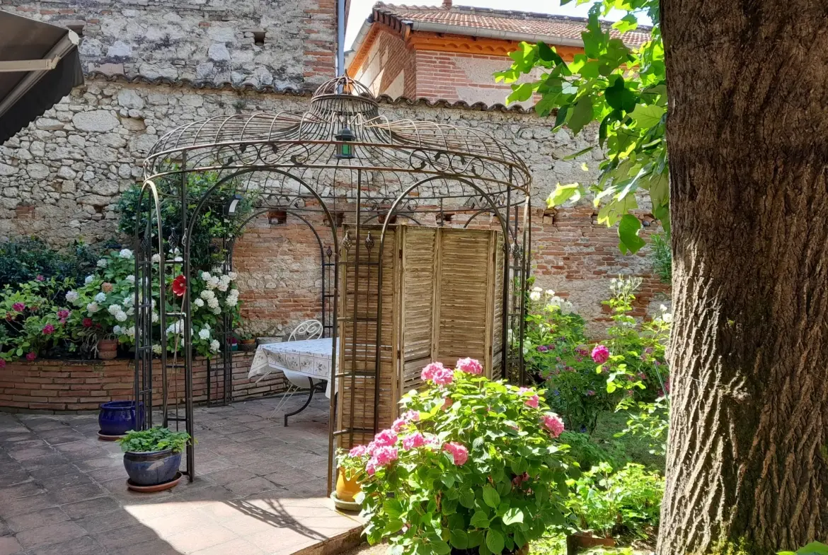 Maison de village authentique avec jardin, gîte et potentiel locatif à Malause 
