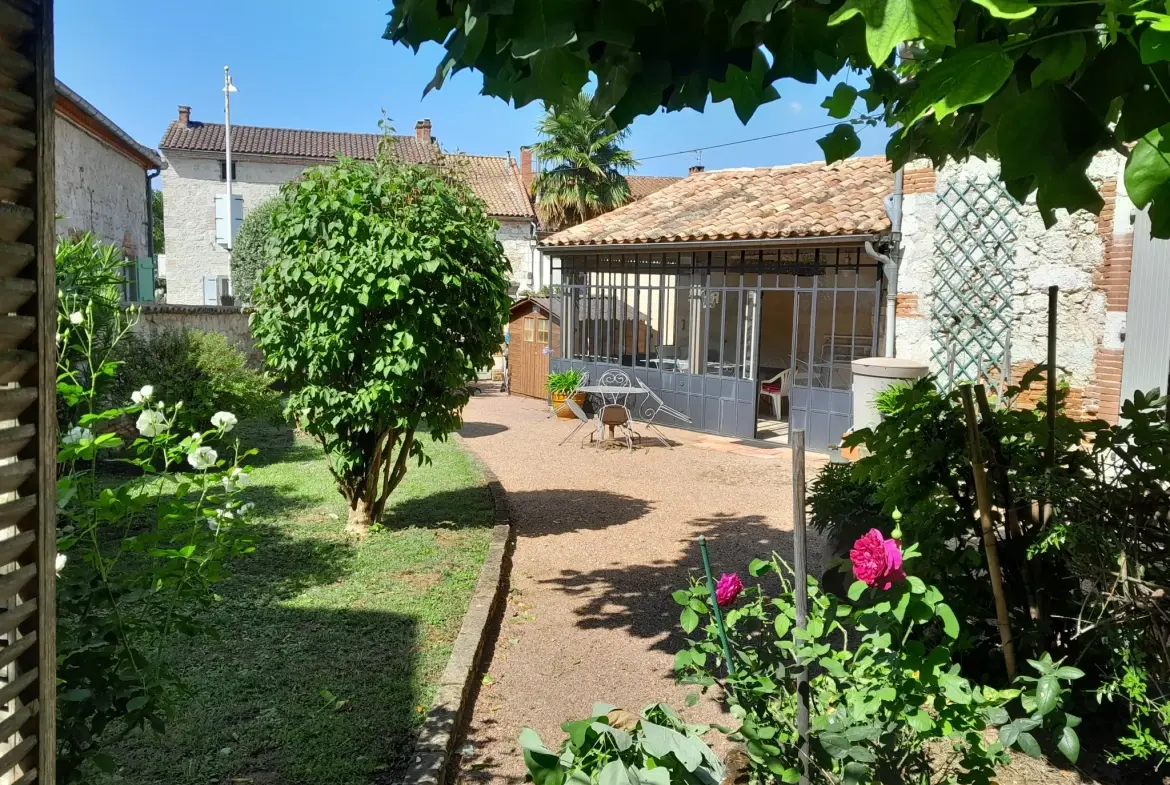 Maison de village authentique avec jardin, gîte et potentiel locatif à Malause 