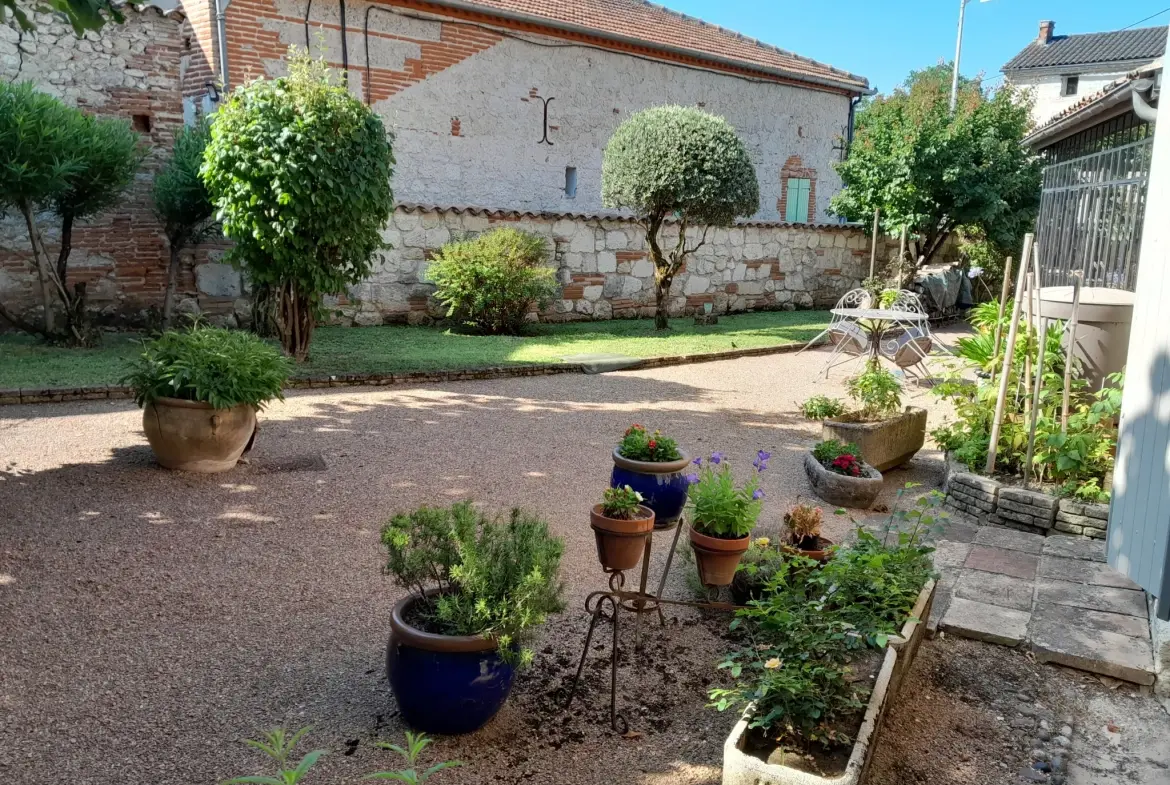 Maison de village authentique avec jardin, gîte et potentiel locatif à Malause 