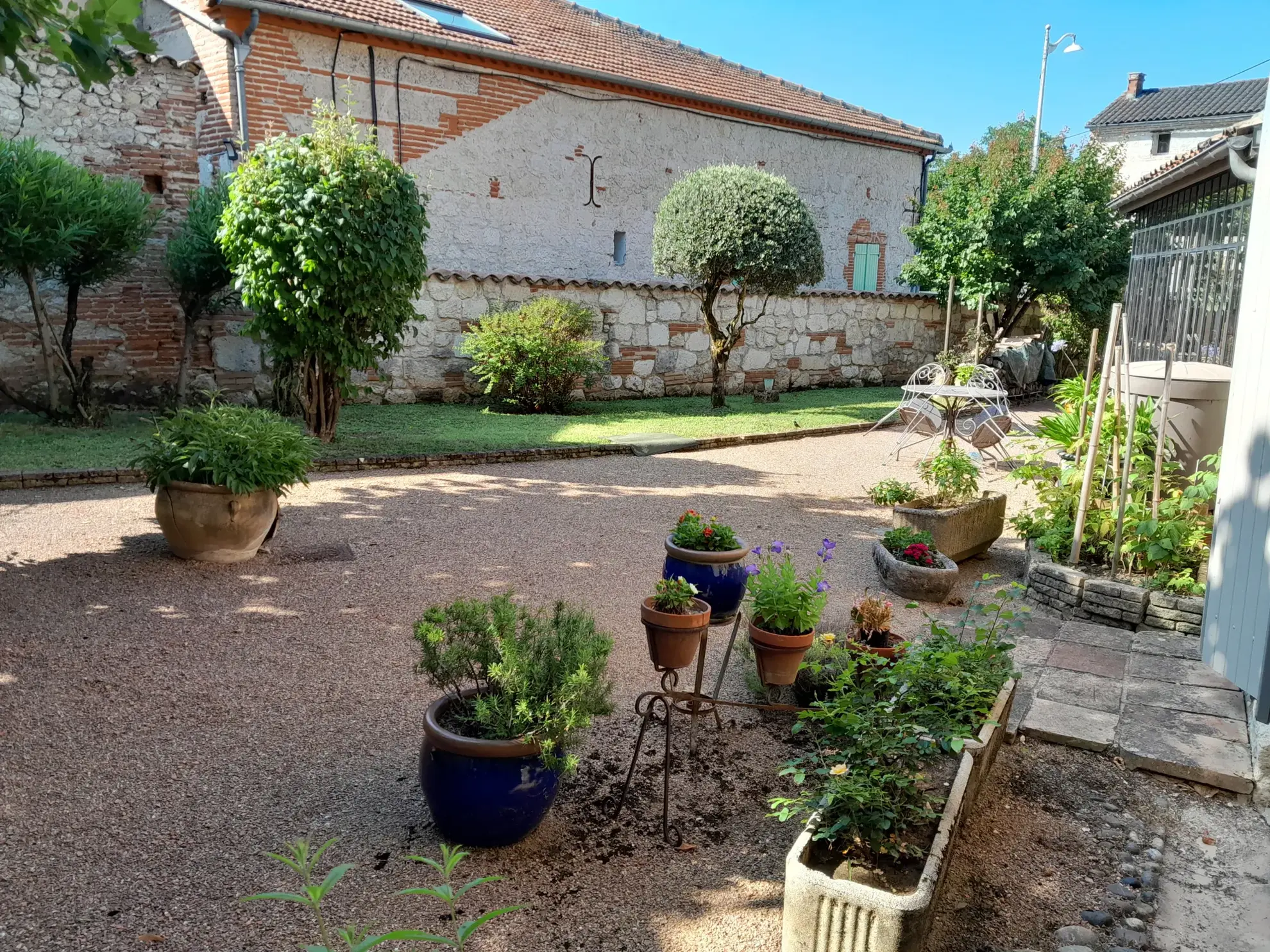 Maison de village authentique avec jardin, gîte et potentiel locatif à Malause 