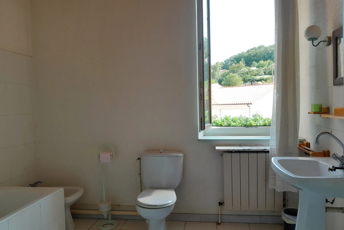 Maison de village authentique avec jardin, gîte et potentiel locatif à Malause 