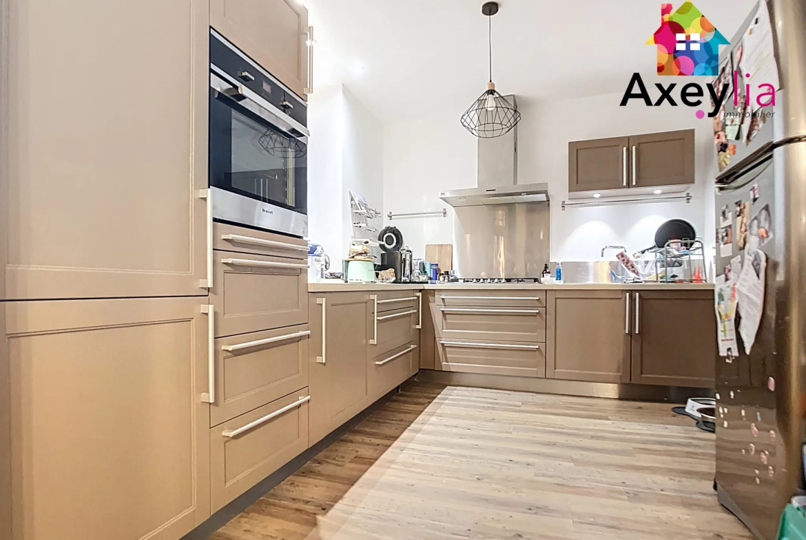 Maison moderne de 3 chambres à vendre au Coteau, terrain de 651 m², proche commodités 