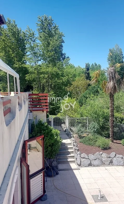 Villa de luxe à Daumazan-sur-Arize avec piscine et services, idéale pour résidence ou investissement locatif 