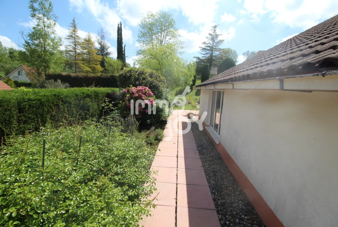 Villa de luxe à Daumazan-sur-Arize avec piscine et services, idéale pour résidence ou investissement locatif 