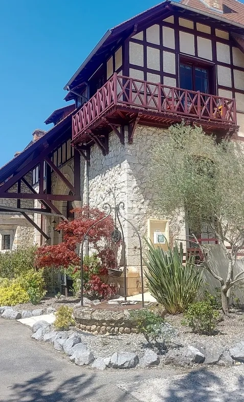 Villa de luxe à Daumazan-sur-Arize avec piscine et services, idéale pour résidence ou investissement locatif 