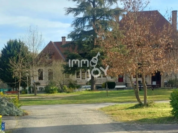 Villa de luxe à Daumazan-sur-Arize avec piscine et services, idéale pour résidence ou investissement locatif