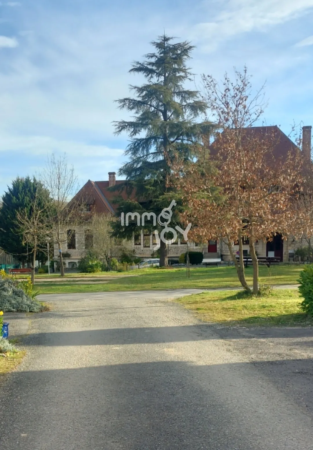 Villa de luxe à Daumazan-sur-Arize avec piscine et services, idéale pour résidence ou investissement locatif 