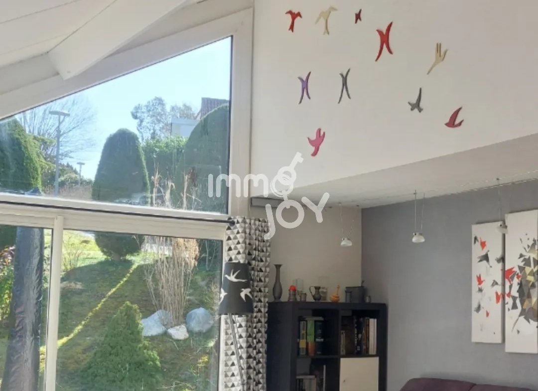 Villa de luxe à Daumazan-sur-Arize avec piscine et services, idéale pour résidence ou investissement locatif 